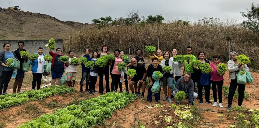 Horta comunitária do bairro Brasilândia realiza primeira colheita em Volta Redonda